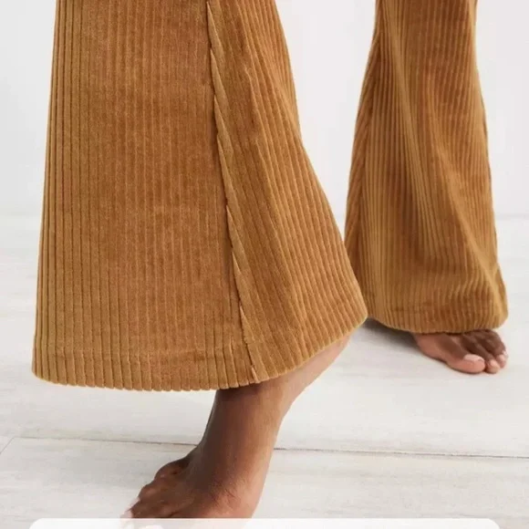 Aerie NWT groove on highwaist velour flare leg legging size M tree line gold - Picture 4 of 8